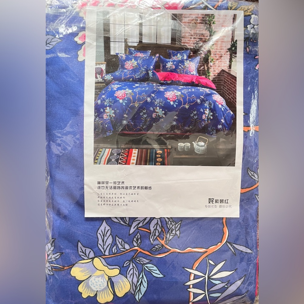 A set of bedding.Pillow cove(2）, quilt cover, bed sheetSize: queen